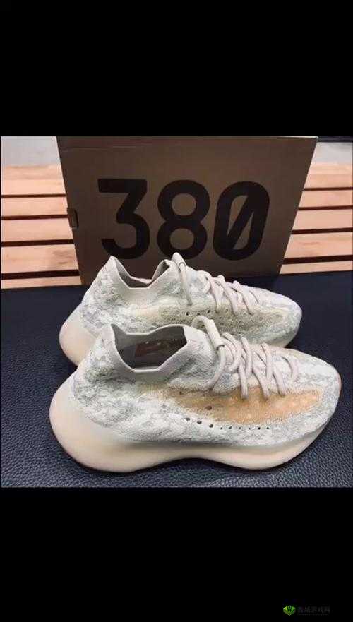 YEEZY380 蜜桃粉与白色:时尚新宠来袭