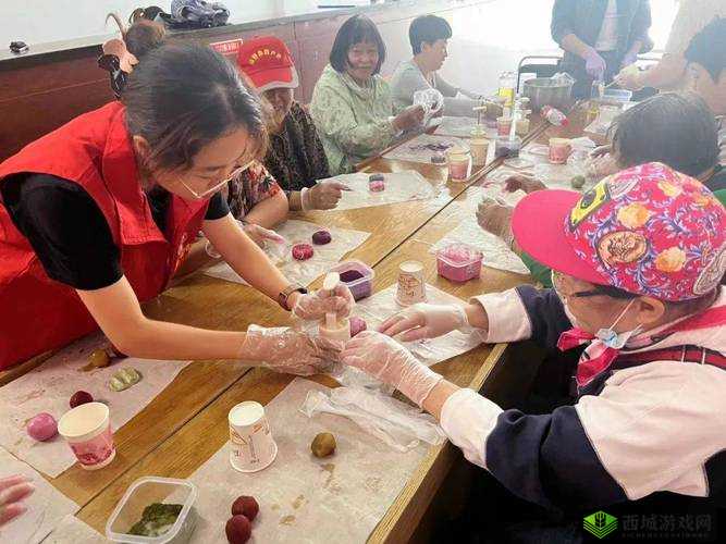 妈妈女儿齐上阵共做月饼话亲情:温馨时刻传递浓浓家味道